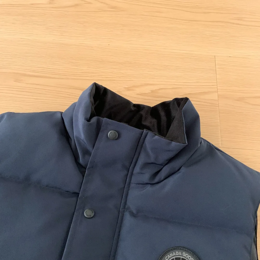 Style number: Y 138 𝑪𝒂𝒏𝒂𝒅𝒂 𝑮𝒐𝒐𝒔𝒆Canada Goose counter level! Canadagoose/Canada Goose New Arrival "2078APPSeries" down vest for men and women Material list: 1⃣ Original custom-made double plain 9500-100% nylon nylon fabric 2⃣ Original YKK zipper, non-sub-factory product 3⃣ National standard 80% white duck down from Guangzhou Inspection, (zp uses 80% white duck down/any boasts of 90% are fake) Material analysis characteristics: 1⃣ Original factory/9500-100% nylon 100% nylon Lurex yarn is actually 100% nylon, which is rarely pure now. Most of them are mixed with cotton thread or polyester. Our top original version is developed in accordance with ZP and uses the same material. 2⃣ As we all know, the original version uses 80% white duck down. The fill power refers to the cubic inches of volume occupied by each ounce (30 grams) of down under certain conditions. If the space occupied by one ounce of down is cubic inches, the fill power of the down is called . So we can simply understand it as: fill power is the volume of down, and the volume of down is fill power. The higher the fill power of down, it means that under the same filling amount, down can fix a larger volume of air layer to keep warm and insulate, so the warmth retention of down is better. Size:XS-2XL Color: Navy Blue Beige Gray Black Red Label Black Black Label